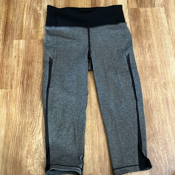 Lululemon‎ Smooth Stride Grey Crop Leggings Size 4 - Picture 1 of 8